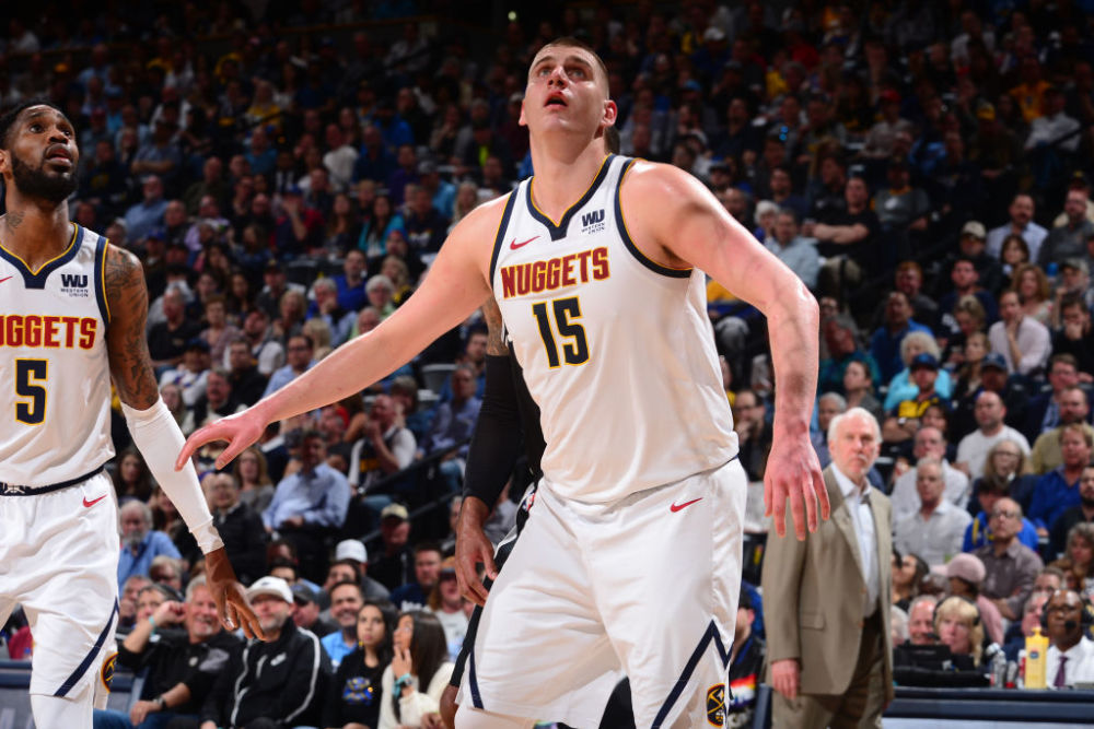  约基奇三双率队掘金主场轻取奇才