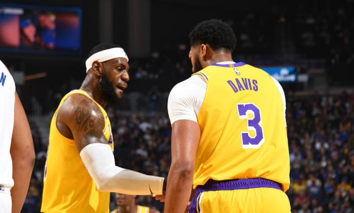  浓眉哥内线称霸湖人双加时险胜老鹰